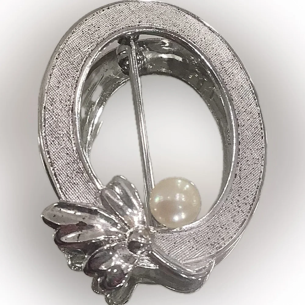 Sterling Silver Oval Brooch with Pearl
